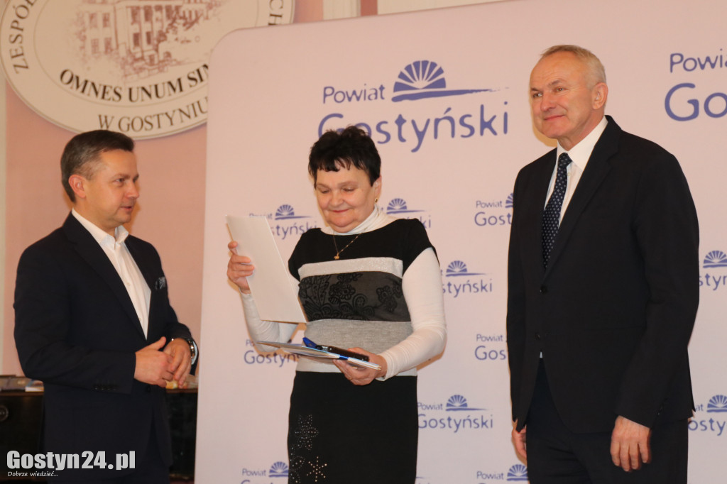 Wręczenie umów dla NGO w gostyńskim liceum