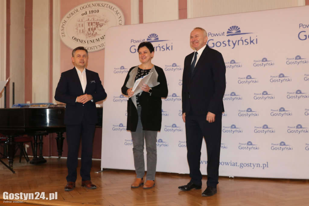 Wręczenie umów dla NGO w gostyńskim liceum