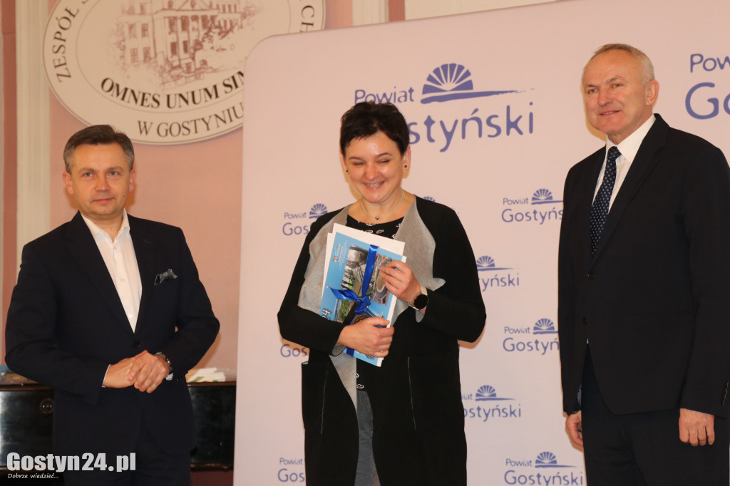 Wręczenie umów dla NGO w gostyńskim liceum