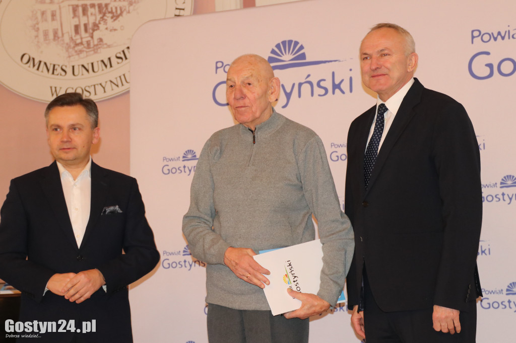 Wręczenie umów dla NGO w gostyńskim liceum