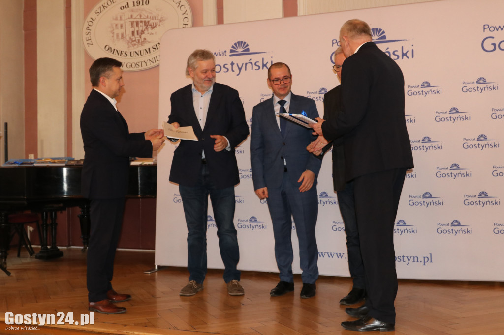 Wręczenie umów dla NGO w gostyńskim liceum