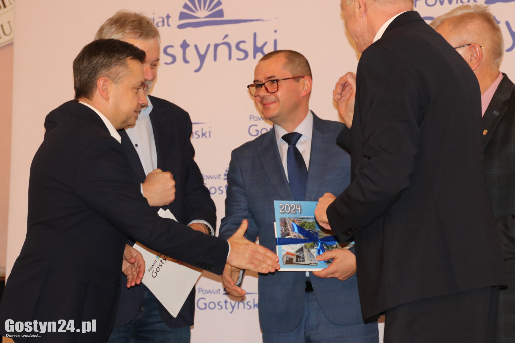 Wręczenie umów dla NGO w gostyńskim liceum