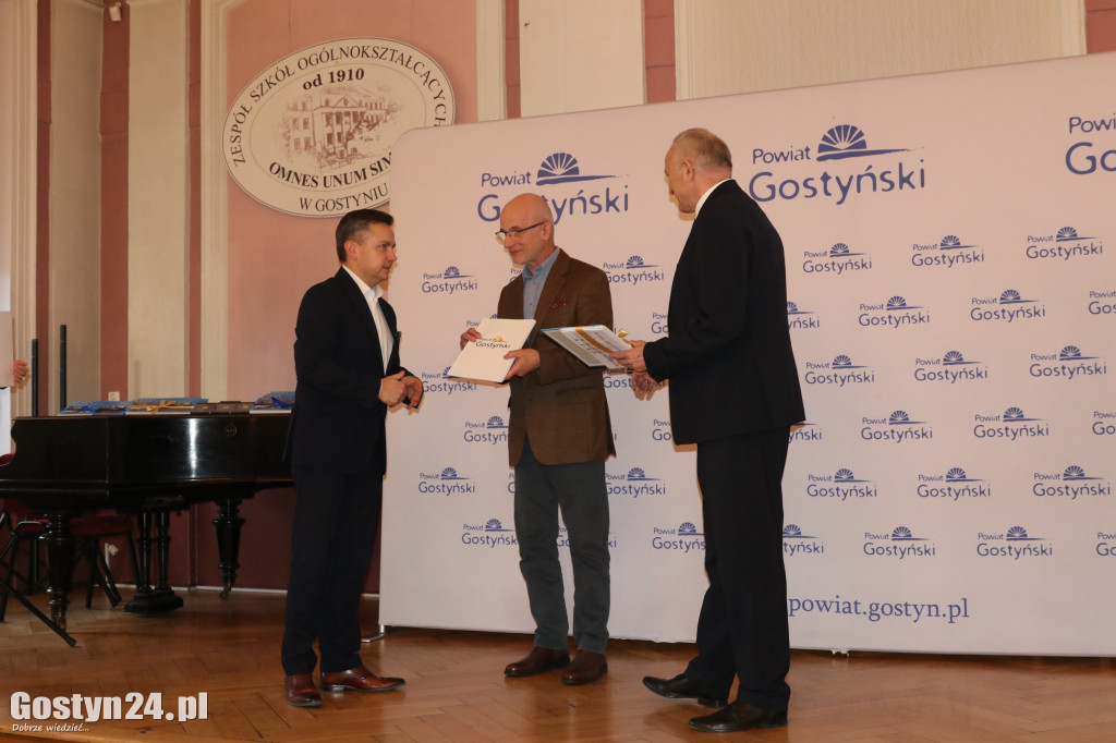 Wręczenie umów dla NGO w gostyńskim liceum