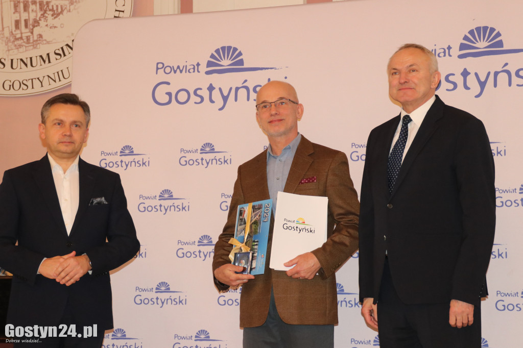 Wręczenie umów dla NGO w gostyńskim liceum