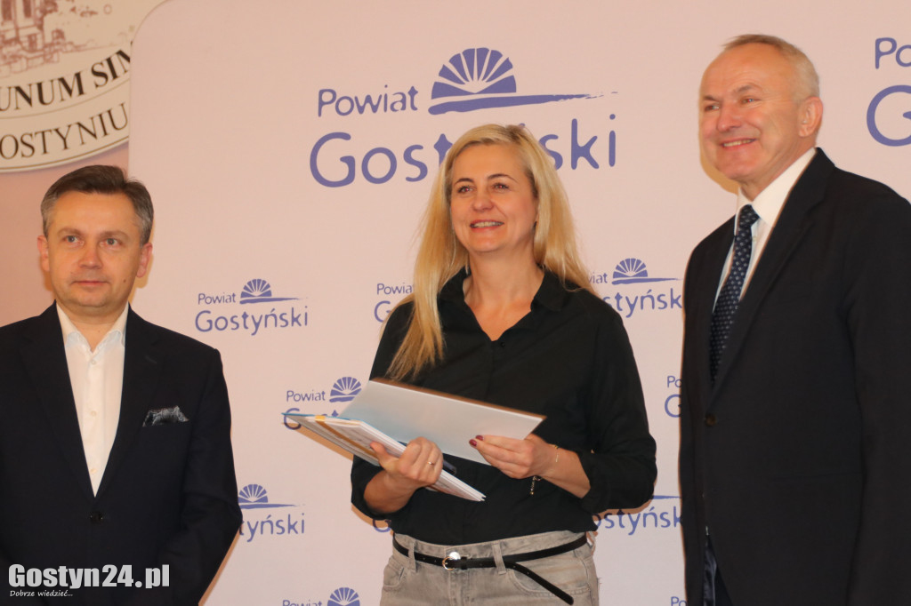 Wręczenie umów dla NGO w gostyńskim liceum