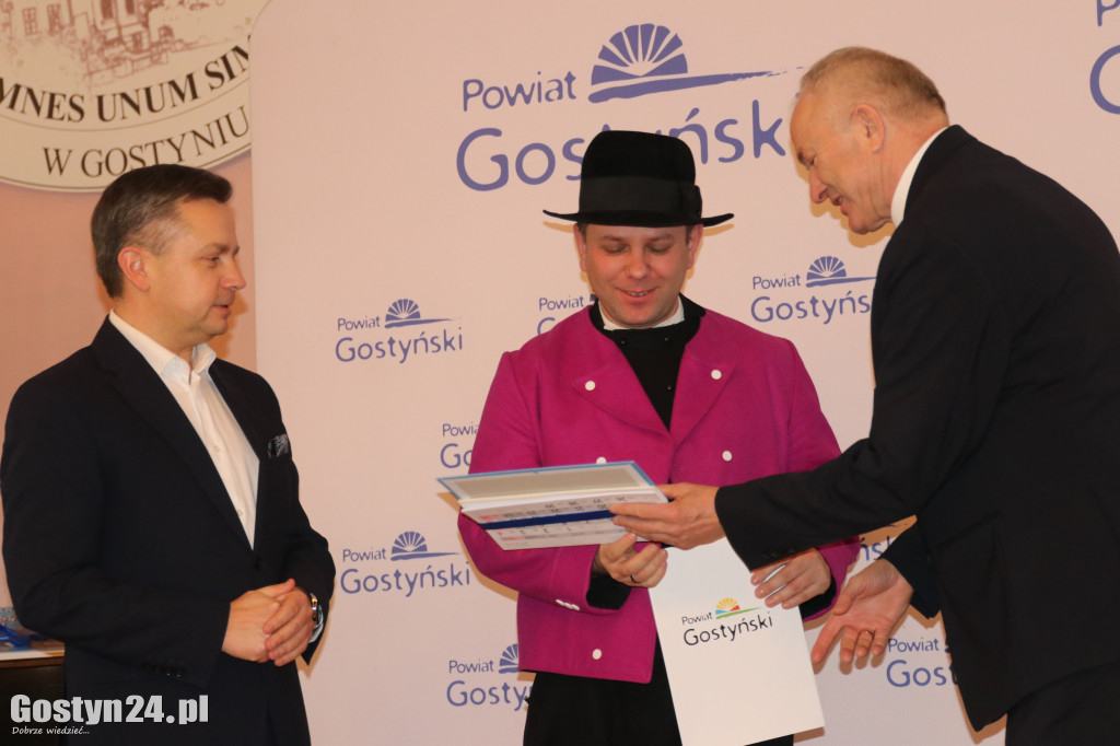 Wręczenie umów dla NGO w gostyńskim liceum