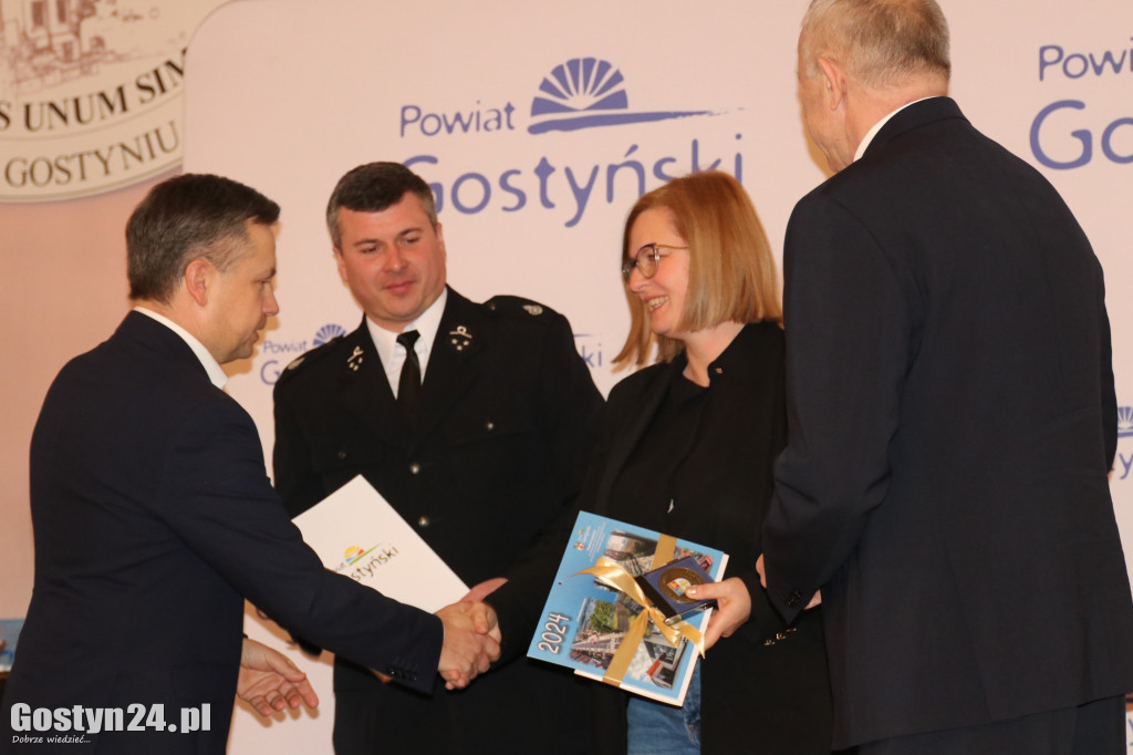 Wręczenie umów dla NGO w gostyńskim liceum
