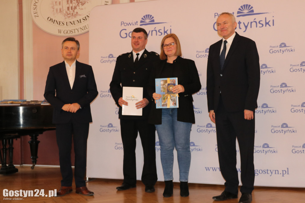 Wręczenie umów dla NGO w gostyńskim liceum