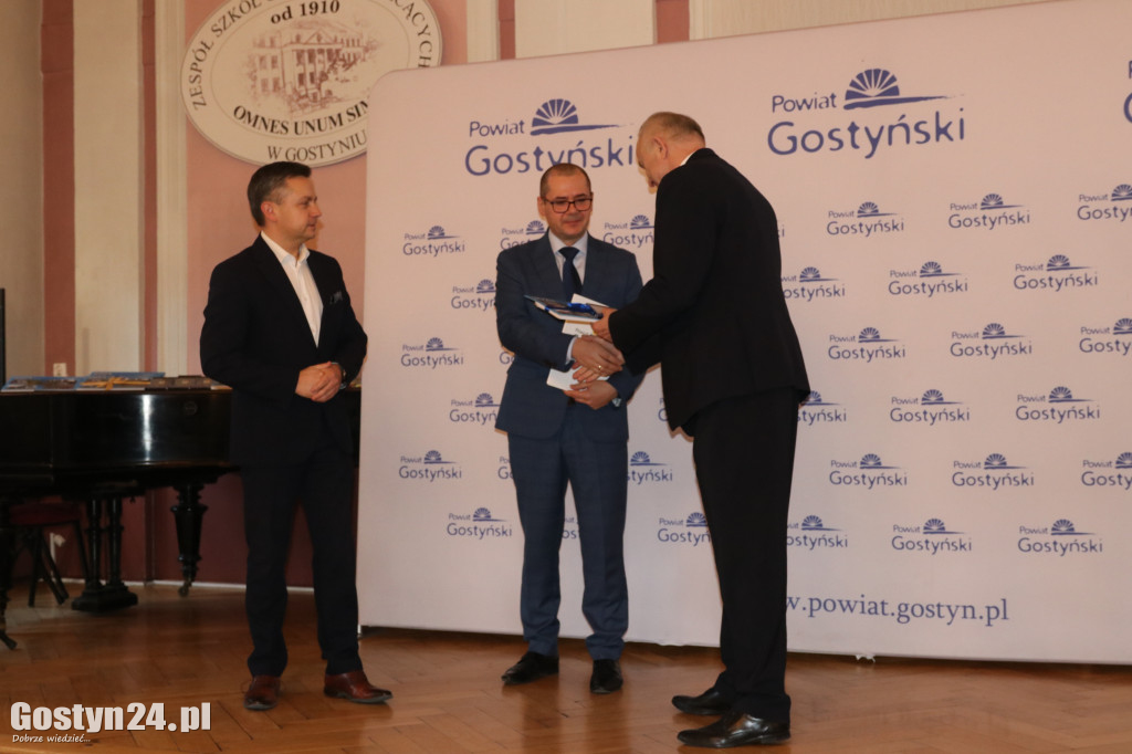 Wręczenie umów dla NGO w gostyńskim liceum