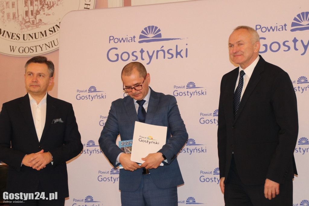 Wręczenie umów dla NGO w gostyńskim liceum
