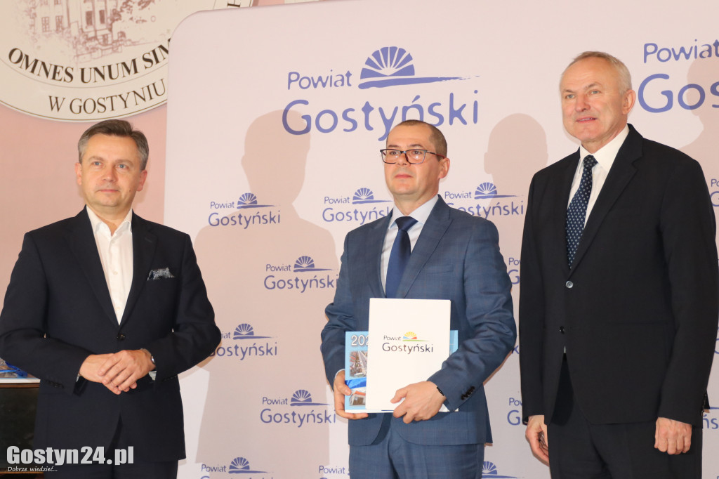 Wręczenie umów dla NGO w gostyńskim liceum