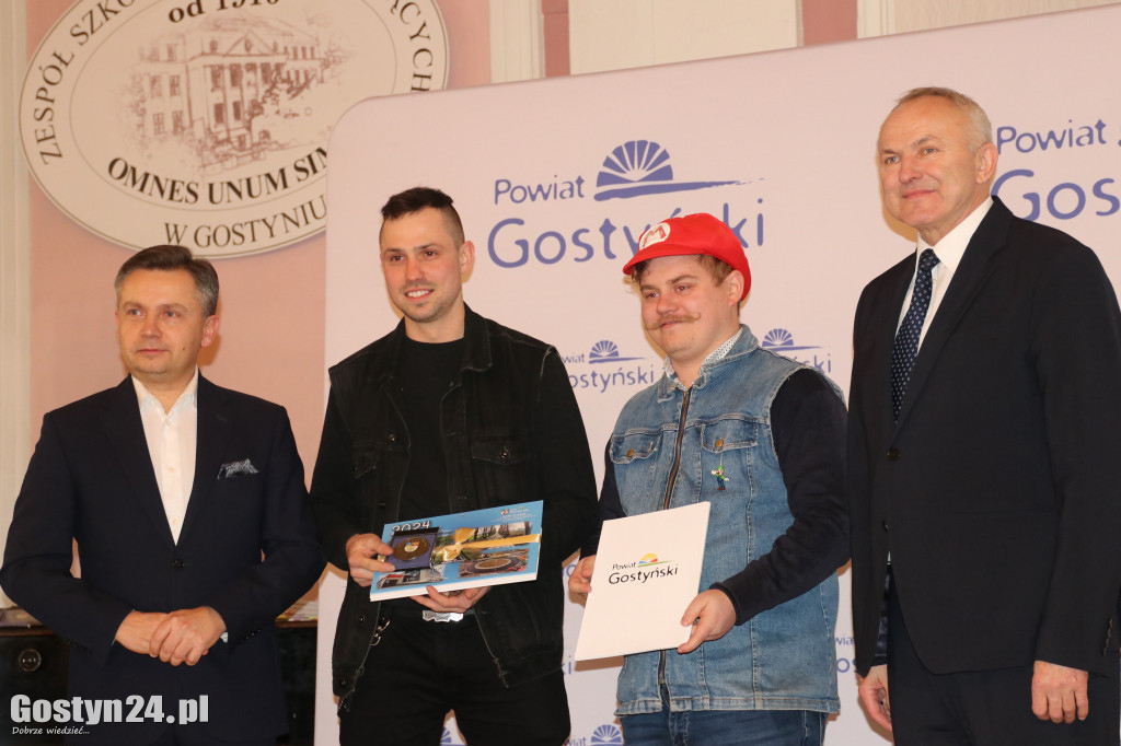 Wręczenie umów dla NGO w gostyńskim liceum