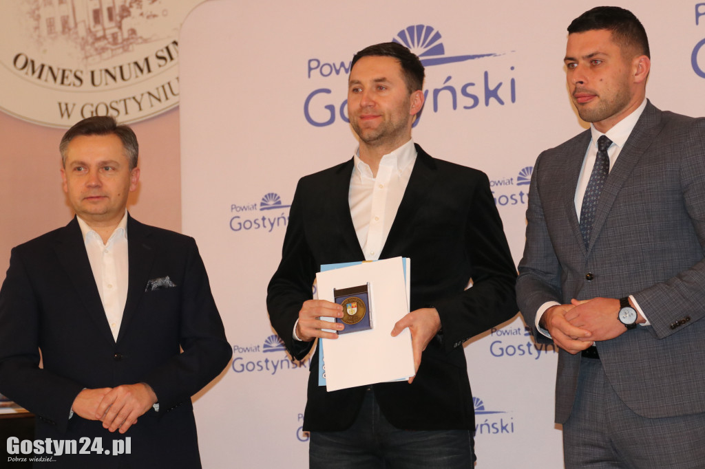 Wręczenie umów dla NGO w gostyńskim liceum