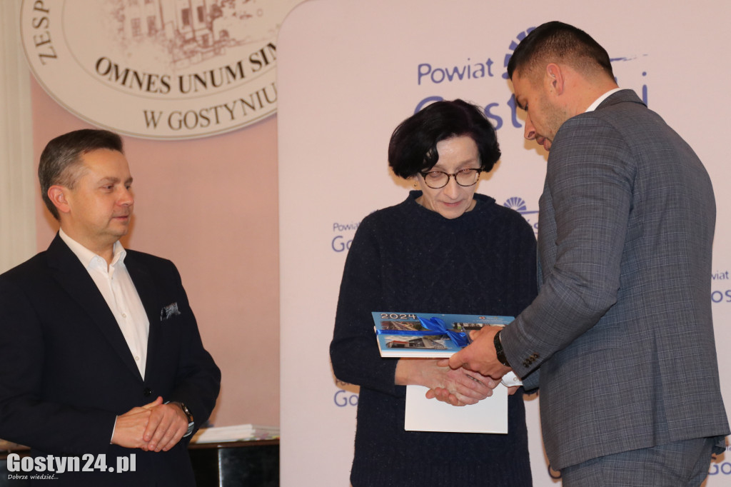 Wręczenie umów dla NGO w gostyńskim liceum