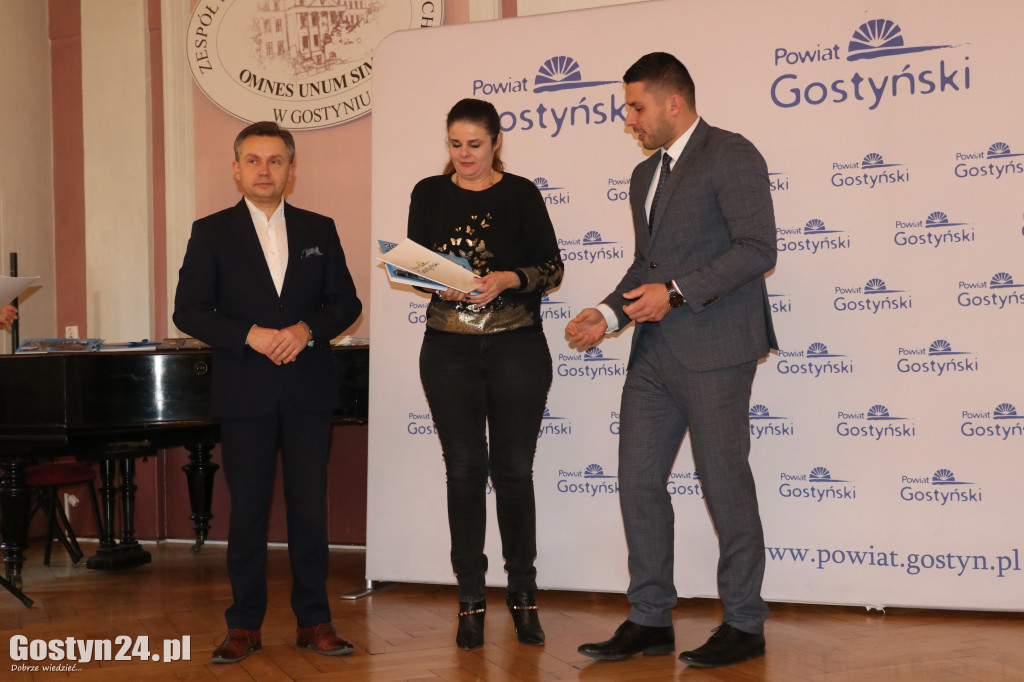 Wręczenie umów dla NGO w gostyńskim liceum