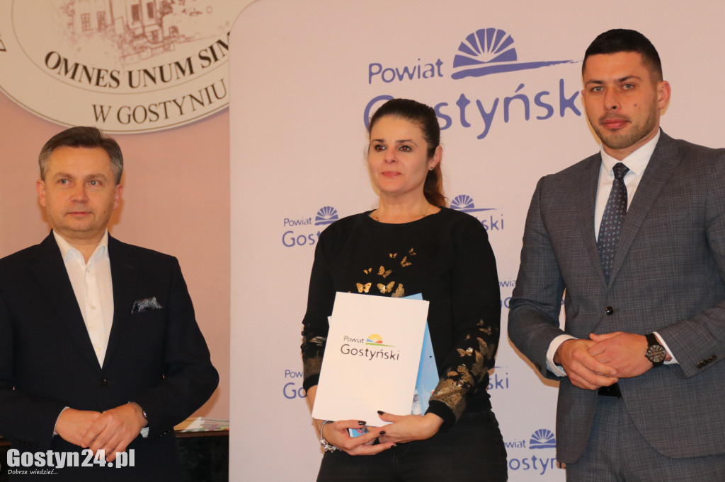 Wręczenie umów dla NGO w gostyńskim liceum