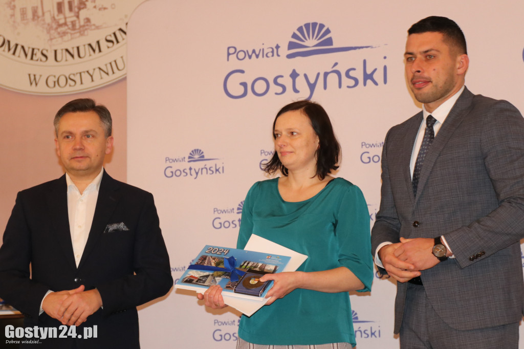Wręczenie umów dla NGO w gostyńskim liceum