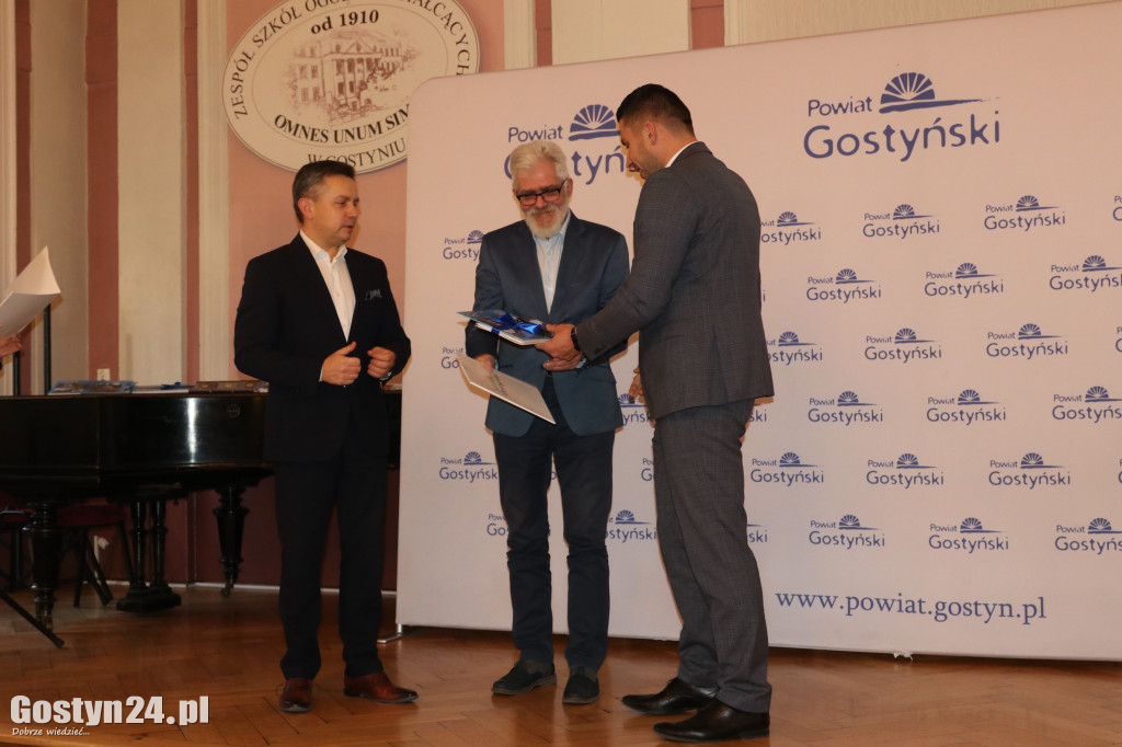 Wręczenie umów dla NGO w gostyńskim liceum