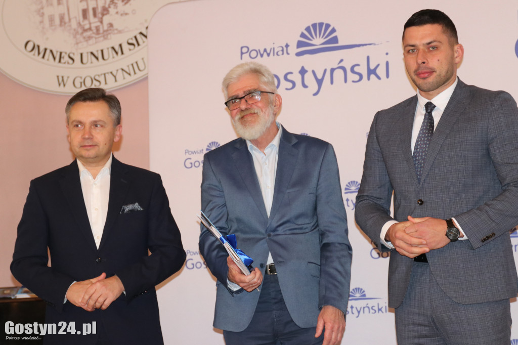 Wręczenie umów dla NGO w gostyńskim liceum