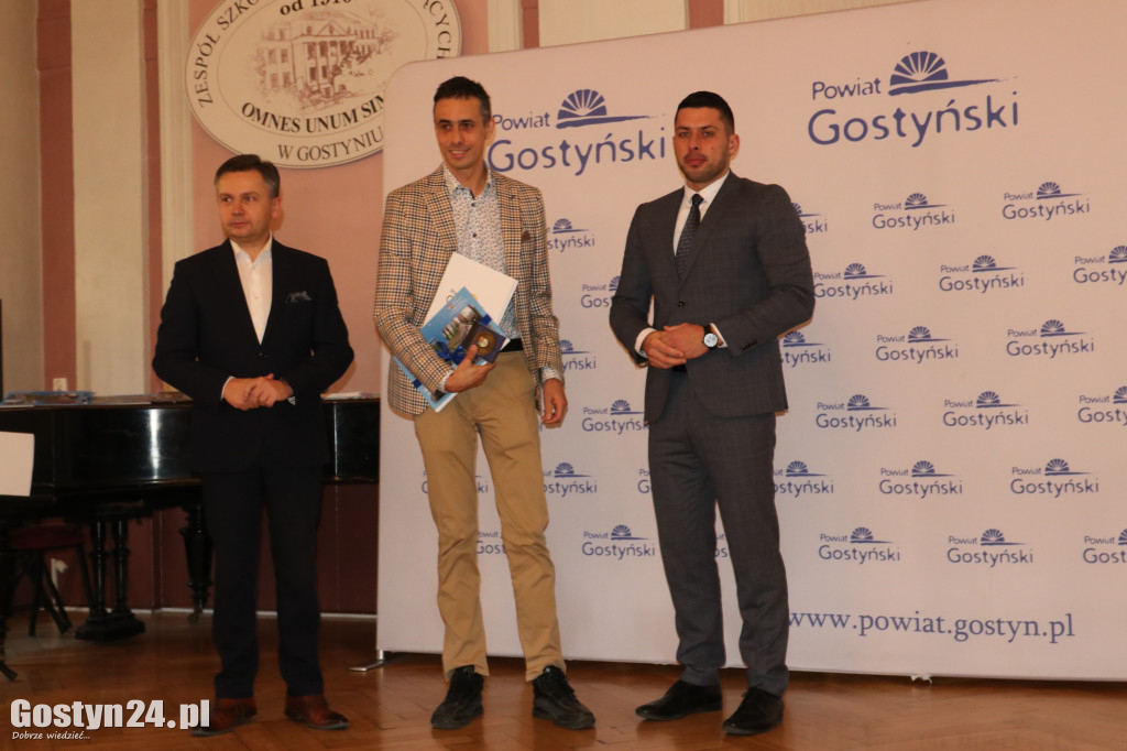 Wręczenie umów dla NGO w gostyńskim liceum