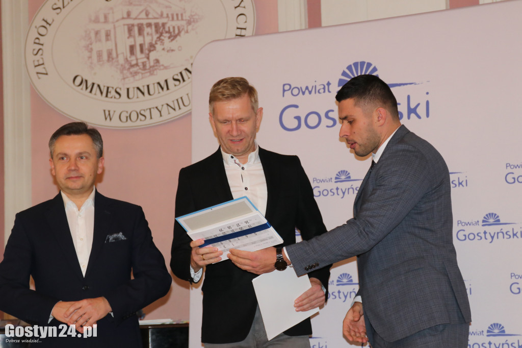 Wręczenie umów dla NGO w gostyńskim liceum