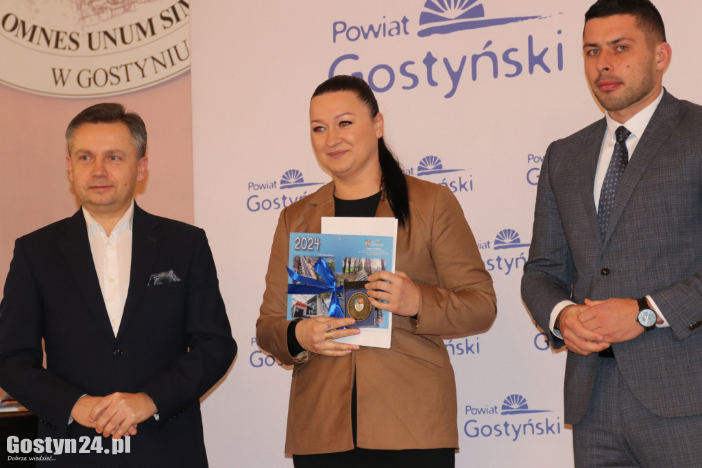 Wręczenie umów dla NGO w gostyńskim liceum