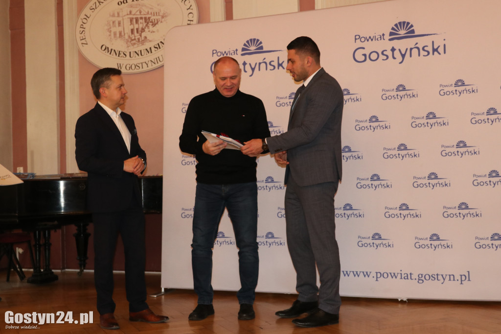 Wręczenie umów dla NGO w gostyńskim liceum