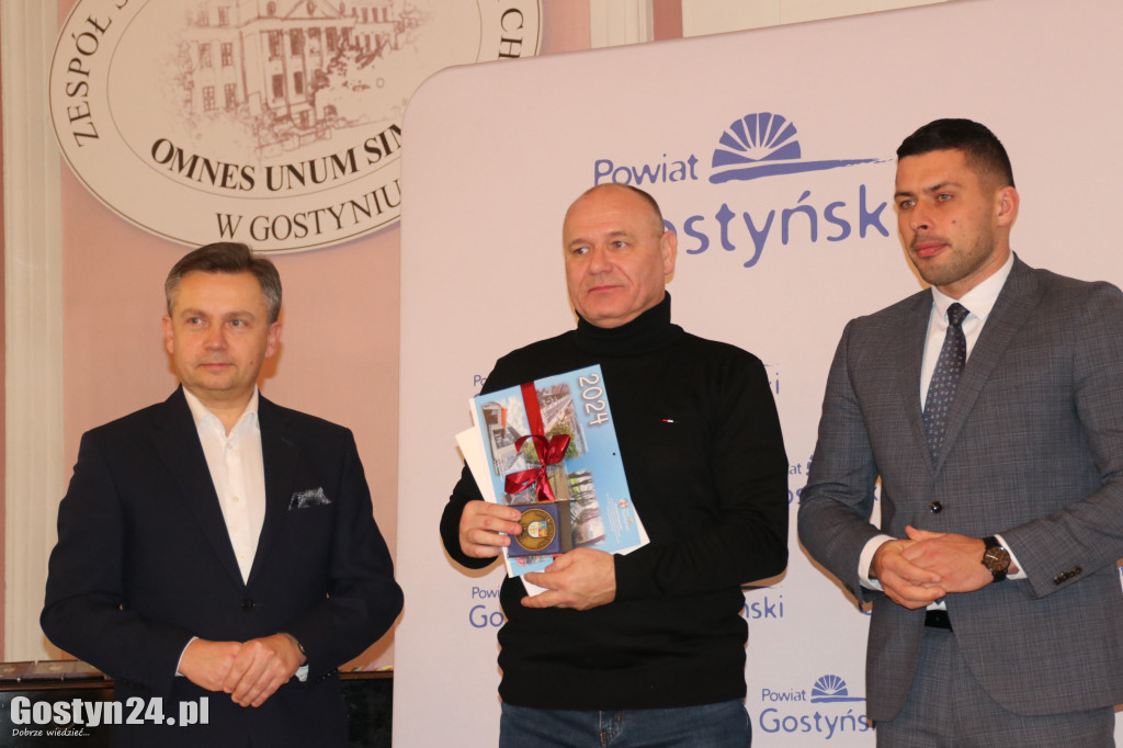 Wręczenie umów dla NGO w gostyńskim liceum