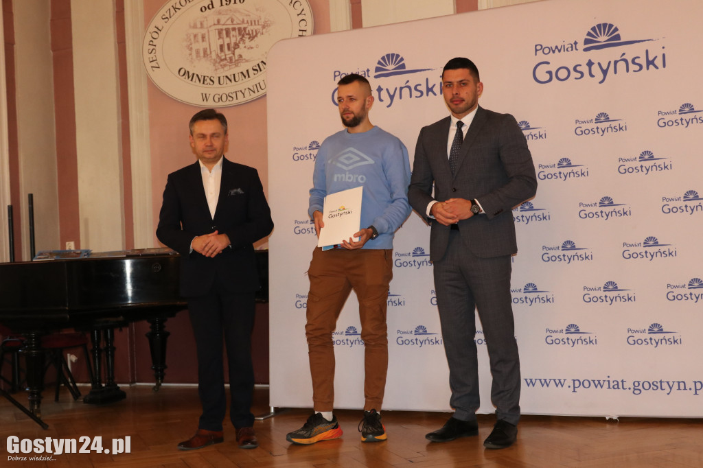 Wręczenie umów dla NGO w gostyńskim liceum