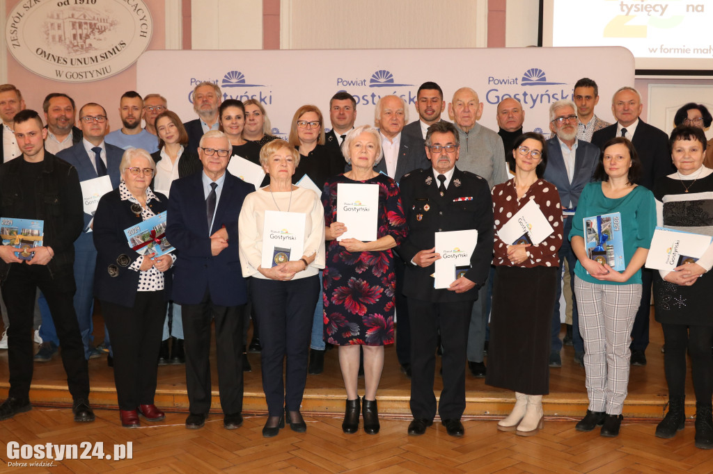 Wręczenie umów dla NGO w gostyńskim liceum