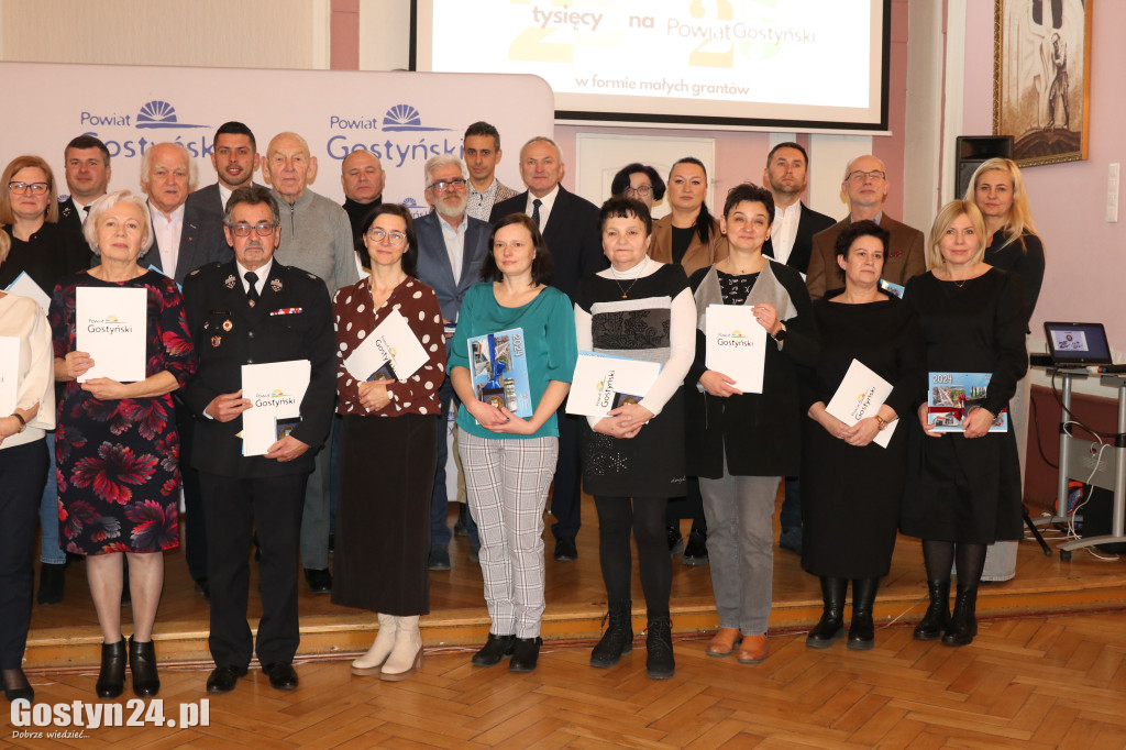 Wręczenie umów dla NGO w gostyńskim liceum