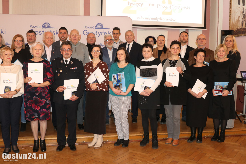 Wręczenie umów dla NGO w gostyńskim liceum