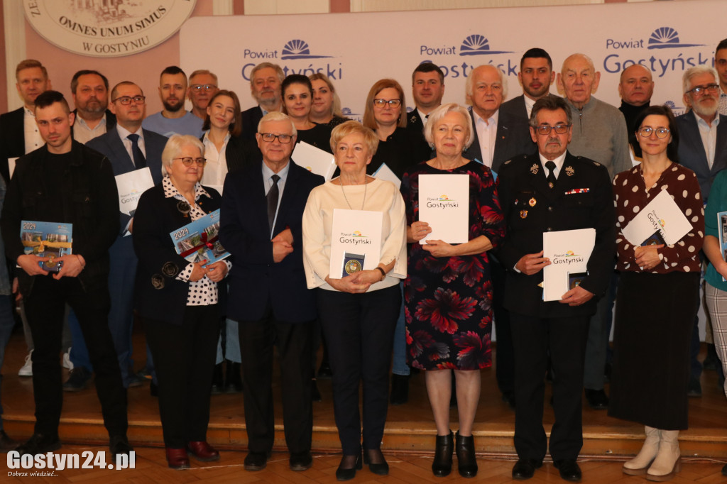 Wręczenie umów dla NGO w gostyńskim liceum