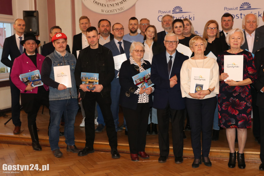 Wręczenie umów dla NGO w gostyńskim liceum