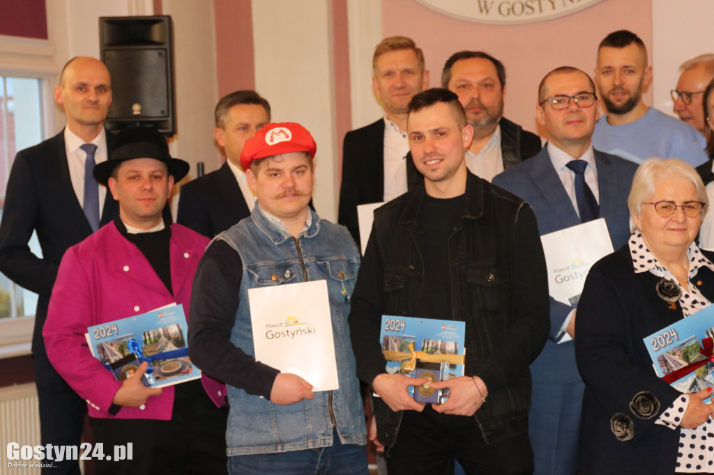 Wręczenie umów dla NGO w gostyńskim liceum