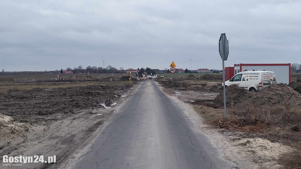 Głębokie wykopy w rejonie budowy obwodnicy w Drzęczewie I