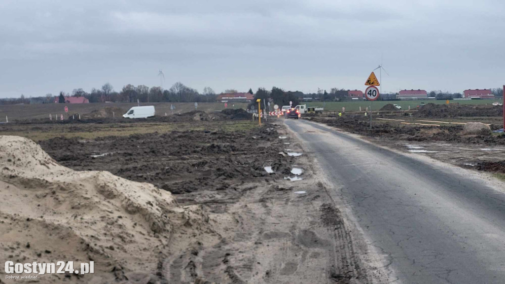 Głębokie wykopy w rejonie budowy obwodnicy w Drzęczewie I