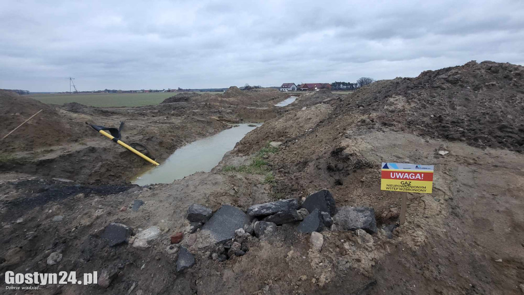 Głębokie wykopy w rejonie budowy obwodnicy w Drzęczewie I