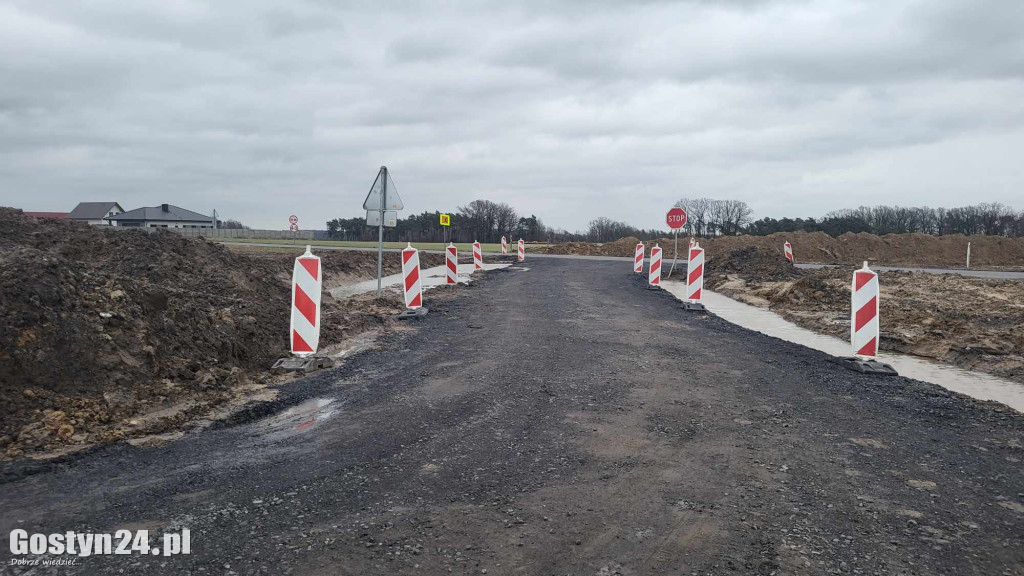Głębokie wykopy w rejonie budowy obwodnicy w Drzęczewie I