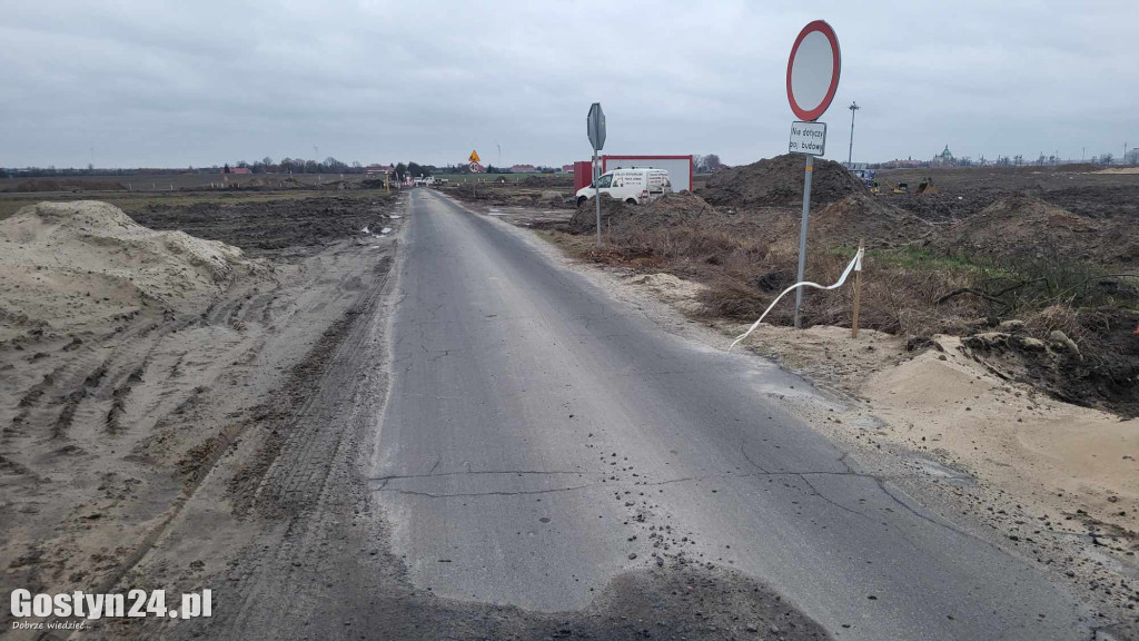 Głębokie wykopy w rejonie budowy obwodnicy w Drzęczewie I