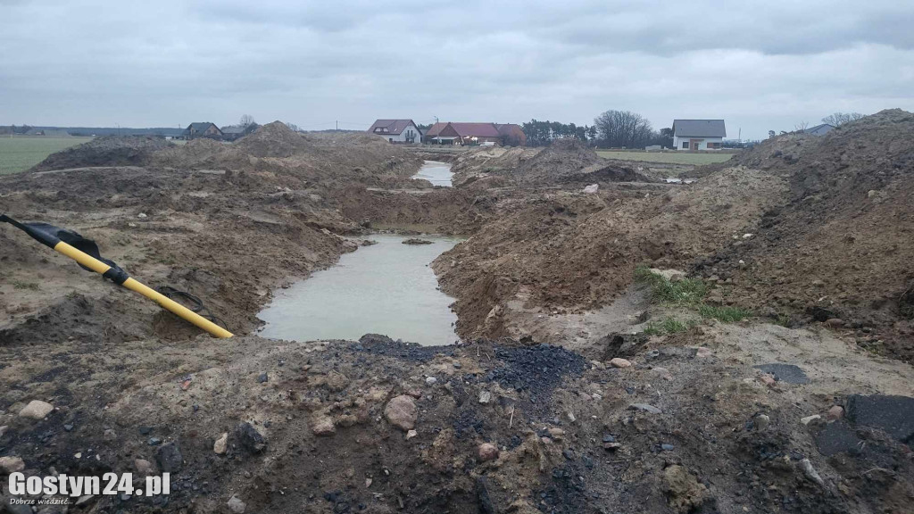 Głębokie wykopy w rejonie budowy obwodnicy w Drzęczewie I