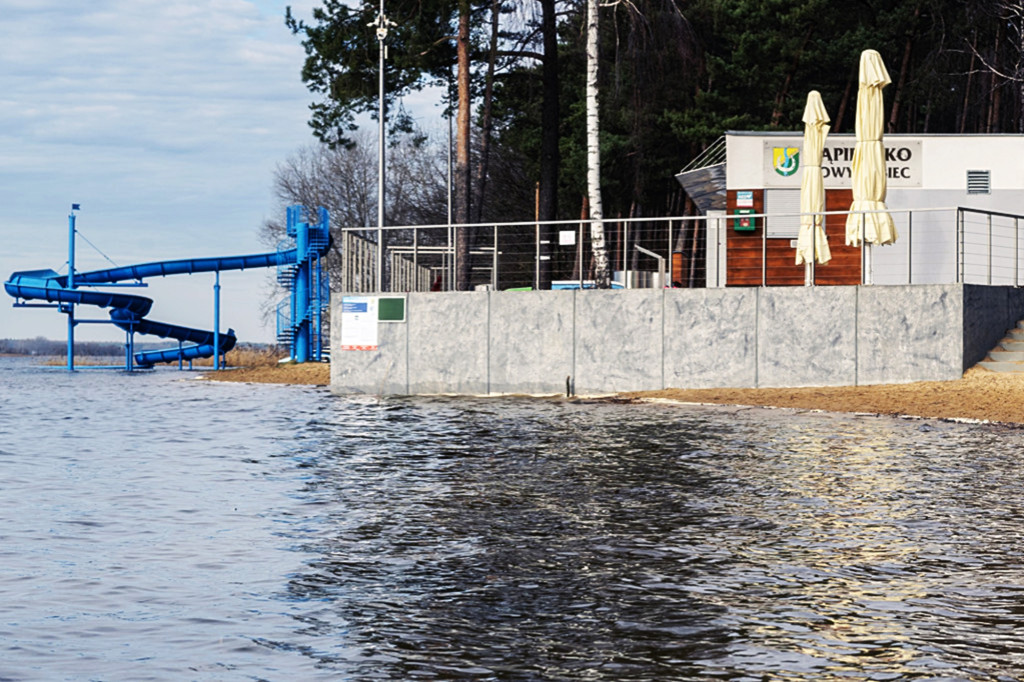Plaża pod wodą w Nowym Dębcu