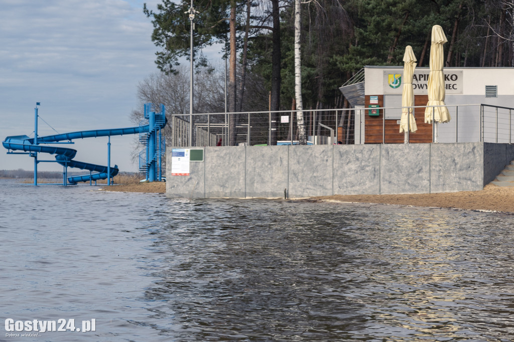 Plaża pod wodą w Nowym Dębcu