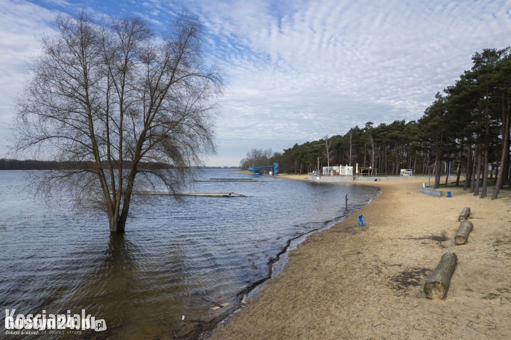Plaża pod wodą w Nowym Dębcu