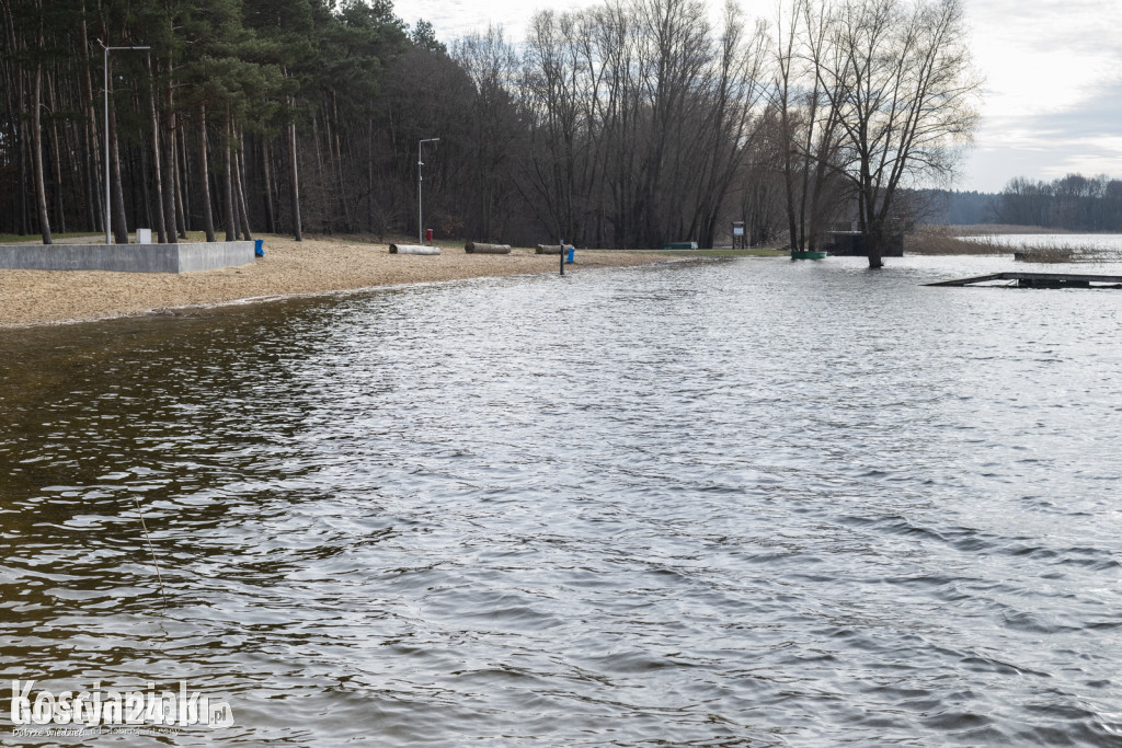 Plaża pod wodą w Nowym Dębcu