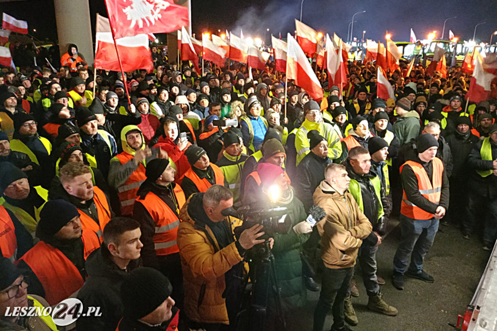 Nocne spotkanie rolników z posłami pod Lesznem