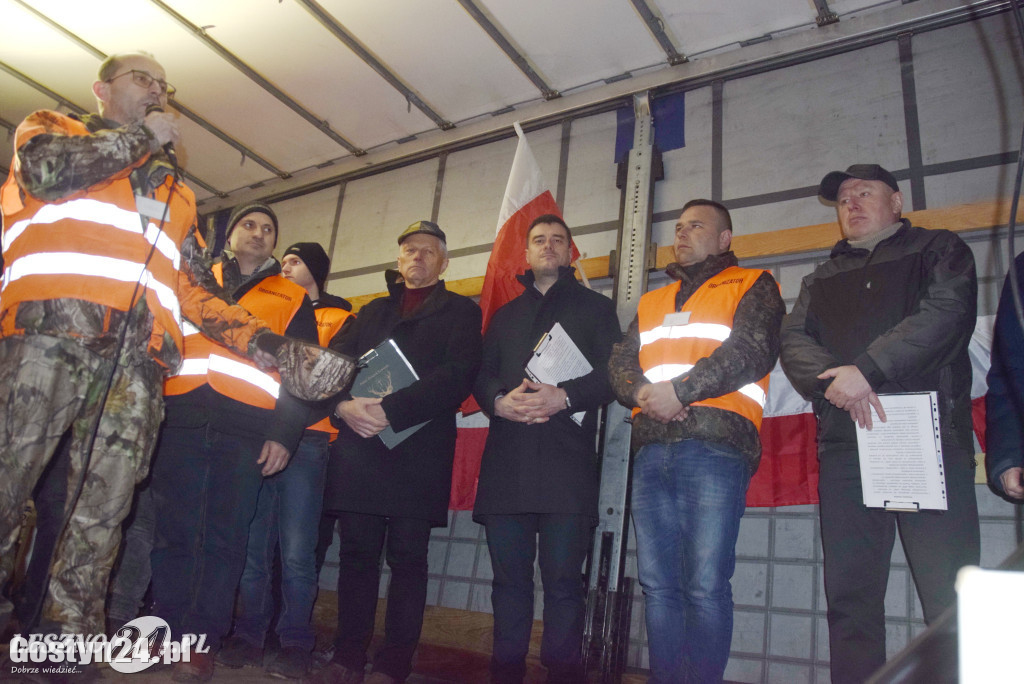 Nocne spotkanie rolników z posłami pod Lesznem