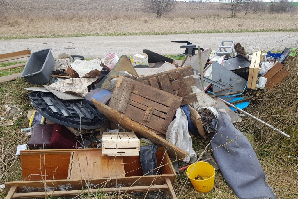 Śmieci wyrzucone przy trasie Skoków-Skokówko