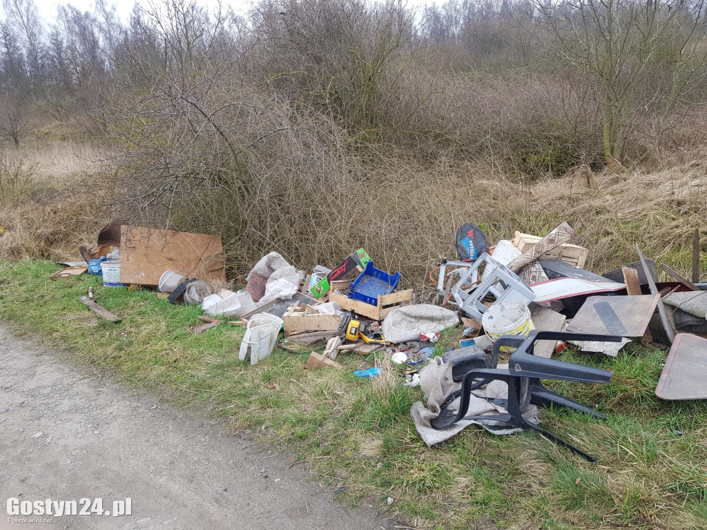 Śmieci wyrzucone przy trasie Skoków-Skokówko