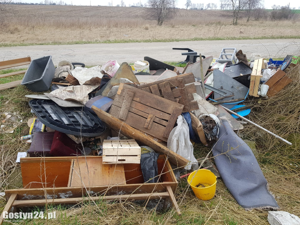 Śmieci wyrzucone przy trasie Skoków-Skokówko